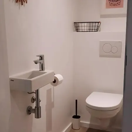 Modern 2-bedroom Near The Of T102 Apartment *